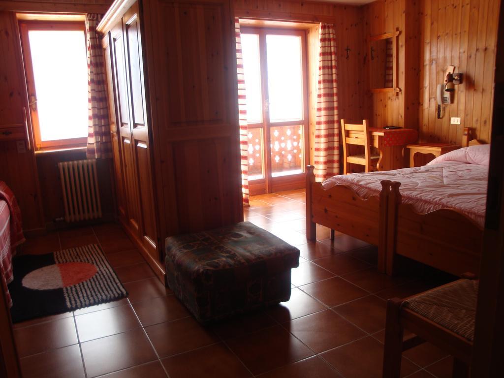 Hotel Alpe Fleurie Champoluc Bagian luar foto
