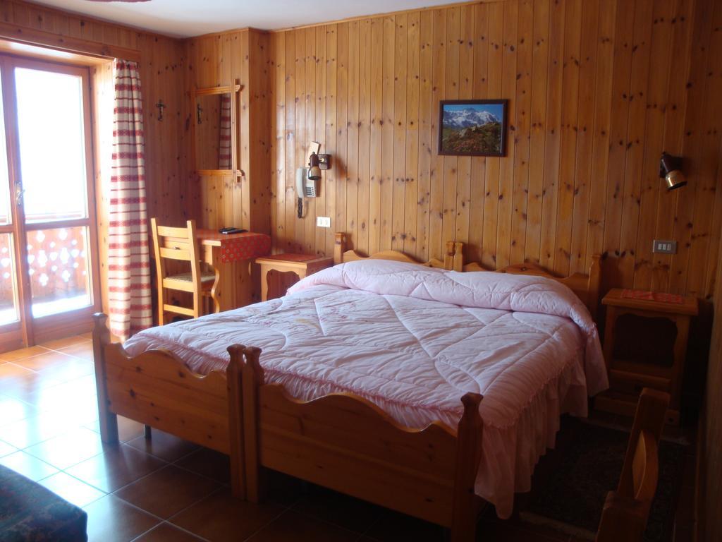 Hotel Alpe Fleurie Champoluc Bagian luar foto