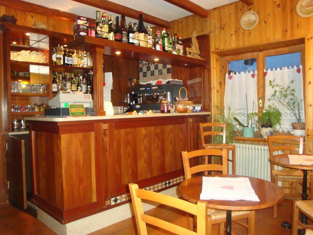 Hotel Alpe Fleurie Champoluc Bagian luar foto