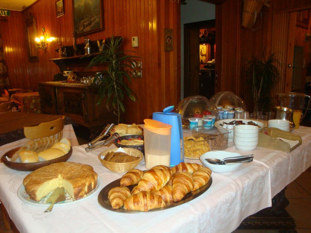 Hotel Alpe Fleurie Champoluc Bagian luar foto