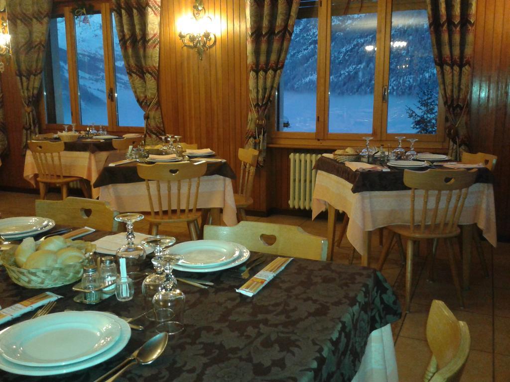 Hotel Alpe Fleurie Champoluc Bagian luar foto